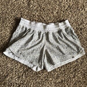 Lululemon Free Reign Shorts - Petite Fleur Silver Spoon White